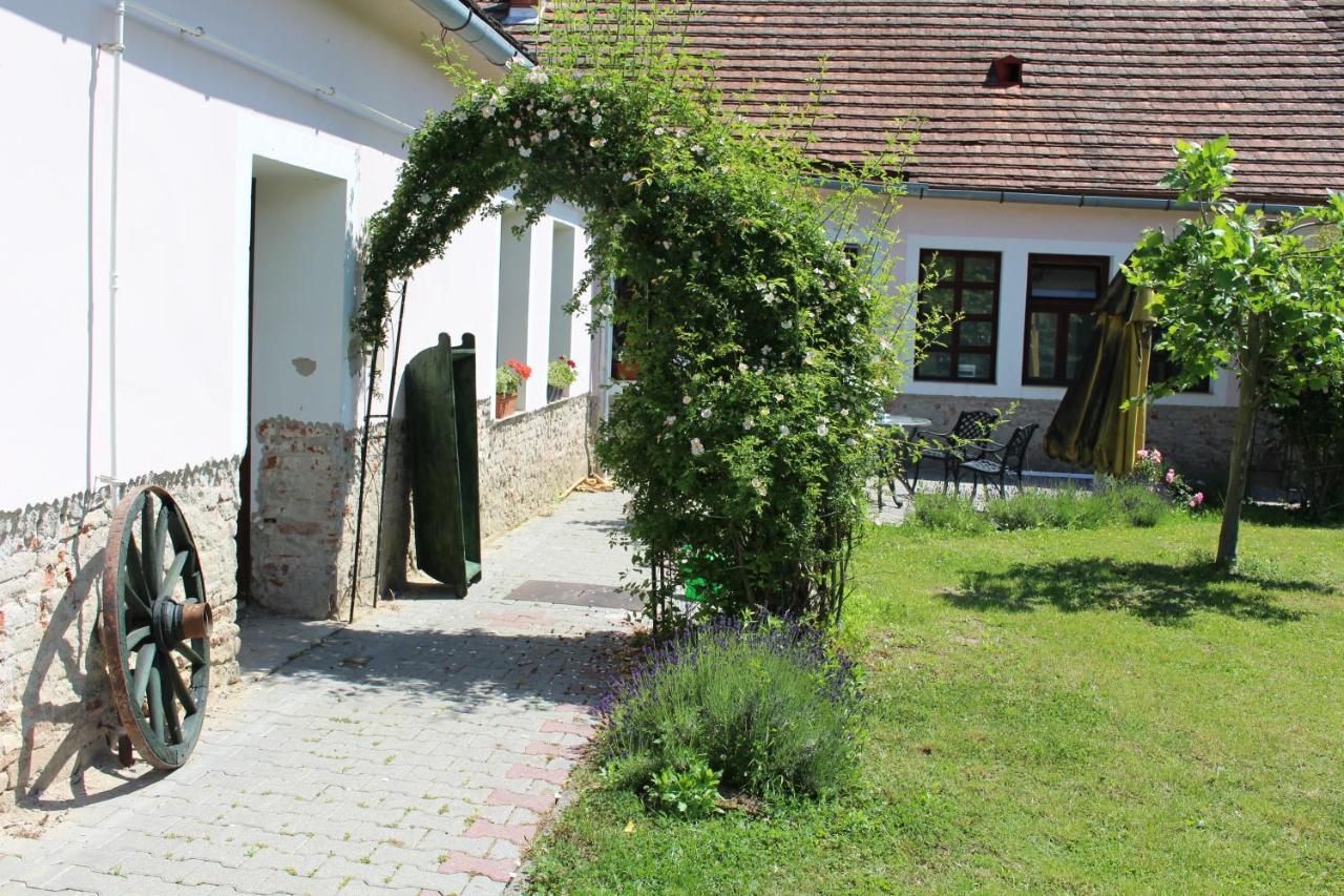 Axtburg Apartments Berbaltavar Esterno foto